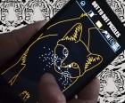 Persona jugando a Dot To Dot Puzzles, una aplicación divertida y relajante con un sorprendente mundo de dibujos complejos y temas diversos. Imágenes para dibujar conectando los puntos