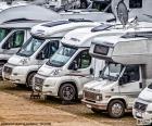 Varias autocaravanas o motorhomes aparcadas en una zona de descanso, una buena manera de viajar en vacaciones