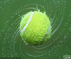 Una pelota de tenis mojada después de un día de lluvioso 