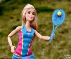 La popular muñeca Barbie jugando un partido de tenis