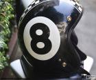 Un número ocho blanco pintado sobre un casco negro