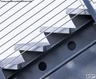Escaleras de un edificio construidas en metal