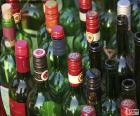Botellas de vino vacías, algunas de ellas con el tapón y otras sin 