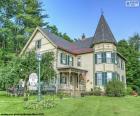 Una bonita casa victoriana americana con todos los detalles