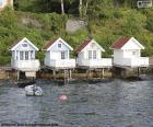 Cuatro pequeñas casas construidas sobre el lago en Noruega