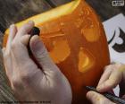 La calabaza es la decoración tradicional de Halloween. Persona preparando la calabaza
