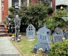 El jardín de una casa adornado para la fiesta de Halloween