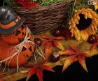 Bonita decoración para el día de Halloween, con calabazas y elementos del otoño