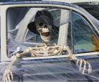 Esqueleto en un coche, Halloween