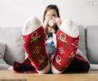 Unos bonitos calcetines decorados con renos navideños para los días fríos de la Navidad