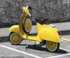 Una preciosa Vespa amarilla, un scooter clásica 
