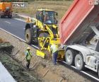 Operarios trabajando en una carretera