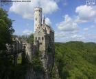 El Castillo de Lichtenstein se encuentra en la Jura de Suabia en el sur de Alemania