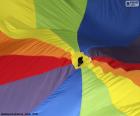 Una gran tela formada por trozos de tela de varios colores