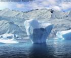 Iceberg cerca de la orilla del mar