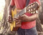 Un hombre tocando la guitarra en la calle
