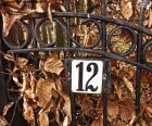 Un número doce en una puerta de hierro
