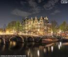 Una bonita fotografía de la ciudad de Amsterdam de noche, Países Bajos 