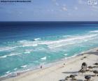 Una de las maravillosas playas de arena blanca y agua turquesa en Cancún, México