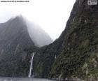 Hermoso paisaje de la cascada de Stirling en Milford Sound. Parque Nacional de Fiordland, Nueva Zelanda