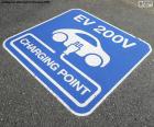 Señal pintada en el asfalto indicando un punto de carga, de coches eléctricos
