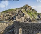 Gaztelugache es un islote de la localidad vizcaína de Bermeo, País Vasco, España