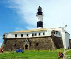 El Faro de la Barra, que data del siglo XIX, se eleva sobre el Fuerte de Santo Antônio da Barra, construido en 1536. En Salvador de Bahía, Brasil