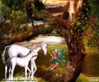 Dos bonitos unicornios y una hada en un bosque de fantasía 