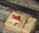 Regalo de Navidad decorado con una estrella de madera