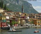 El centro histórico de la población de Varenna a orillas del Lago di Como, Italia 