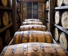 Barriles de Whisky en una destilería, el barril tiene un papel fundamental en el sabor final del Whisky