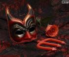 Una máscara misteriosa de diablo para el día de carnaval