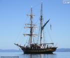 Un barco velero en un mar calmado