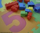 El número cinco en una alfombra puzzle para los pequeños de la casa