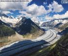 El glaciar Aletsch es el glaciar más grande de los Alpes, con 23 km de longitud y más de 120 km², localizado en Valais, Suiza