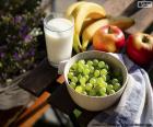 La fruta y la leche son unos alimentos muy saludables para el ser humano