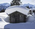 Cabaña cubierta de nieve