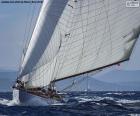 Un velero navegando con las velas desplegadas