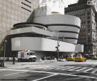 El Museo Guggenheim de Nueva York, fue diseñado por Frank Lloyd Wright, es uno de los hitos arquitectónicos más importantes del siglo XX