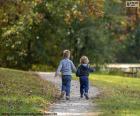 Dos hermanos corriendo
