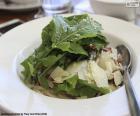 Una saludable ensaladas de hojas verdes con queso parmesano, un plato ligero y refrescante para los días calurosos