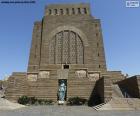El monumento al voortrekker se encuentra en la ciudad de Pretoria. Es una gran estructura de granito, construida para honrar a los pioneros que dejaron la colonia del Cabo entre 1835 y 1854