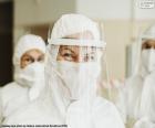 Personal sanitario equipados con el traje protector para evitar cualquier contagio