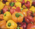 Los pimientos pueden comerse tanto crudos, como hervidos o asados, son alimentos ricos en fibra, folatos, vitaminas y antioxidantes, sobre todo en vitamina C
