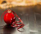Bola y cinta de Navidad
