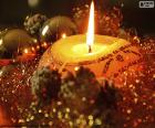 Una vela encendida para celebrar las fiestas Navideñas