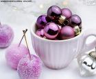 Bolas de Navidad en una taza