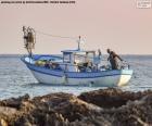 Barca de pesca en el mar