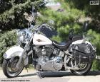 Una bonita Harley-Davison clásica de color blanco, con alforjas de piel