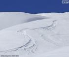Al llegar el invierno, también llega la nieve y los amantes del esquí están ansiosos de dejar las trazas de sus esquíes sobre la nieve
